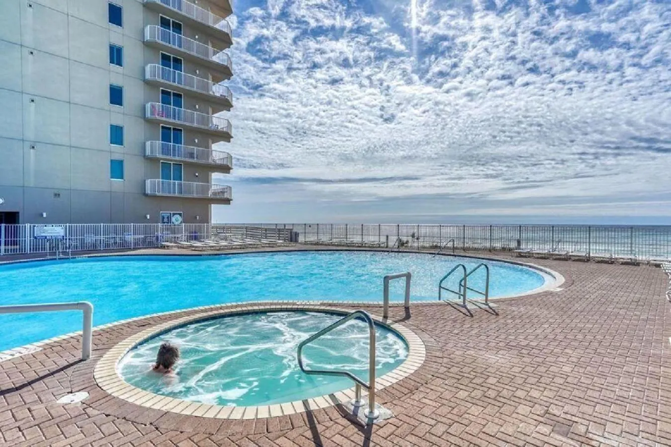 Apart-hotel Beachfront Spacious Renovated Condo - Pools, Hot Hub, Spa - Walk To Pier Park In Pcb Panama City Beach Estados Unidos da América